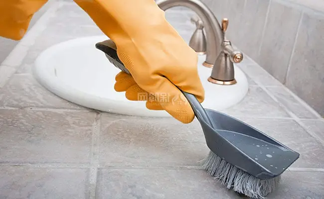 Cleaning the porcelain surface